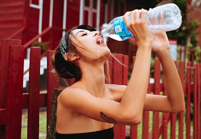 夏季高溫來襲！補水狂喝運動飲料　營養師警告：喝錯恐傷腎