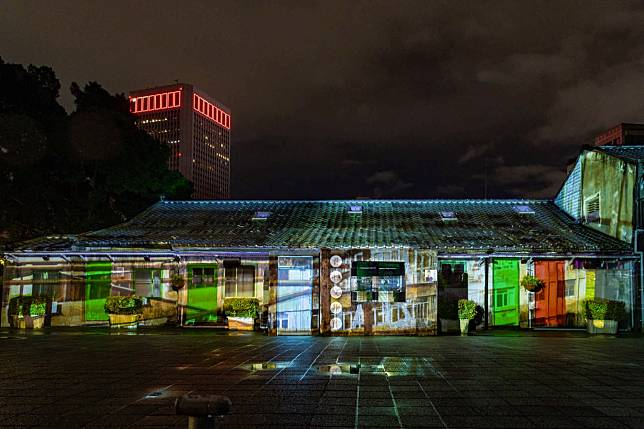 四四南村為台北市第一個眷村，現在透過科技將藝術投影在老建築 上，除了保存記憶、活化景觀，也為 2023 燈會辦在信義區作暖身。（Photo Credit：南村有光）