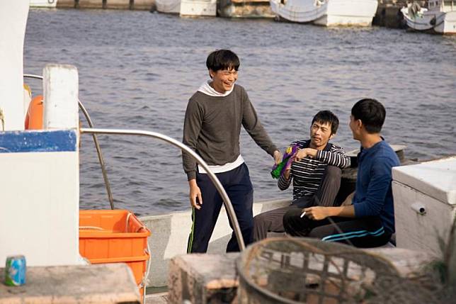 ▲黃鐙輝（左起）、孫綻、余思達在《無主之子》中演出越南籍移工培養出革命情感。（圖 / 民視提供）