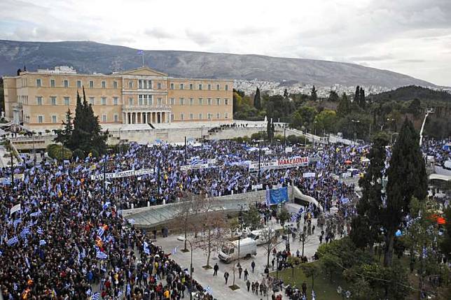 希臘國會大廈外聚集大批民眾抗議。（美聯社）