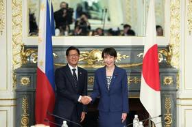 菲律賓總統小馬可仕（左）出訪東京，與日本首相高市早苗（右）進行雙邊會談。（資料照，美聯社）