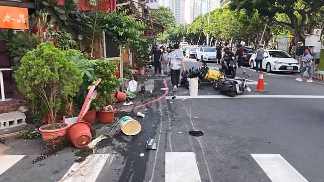 不僅機車被撞倒，放在路口轉角的盆栽也被波及慘遭撞爛。民眾提供