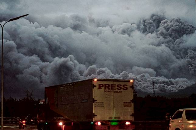 2026年5月2日，菲律賓馬永火山噴出的大量火山灰。美聯社