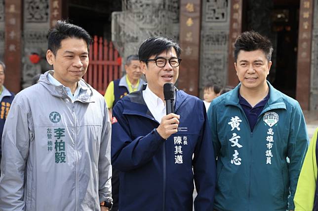 陳其邁(中)表示有給李柏毅(左)一些建議。 圖：高雄市政府/提供