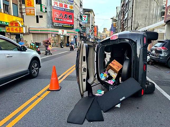 羅東黑色休旅車側翻 2輕傷送醫救治