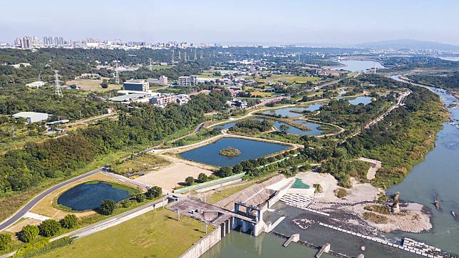 桃園市為改善大漢溪中庄調整池及鳶山堰的自來水原水水質，透過「桃園市大漢溪上游埔頂排水水環境改善計畫」，興建「瑞興濕地」淨化水質。圖：翻攝自水務局官網