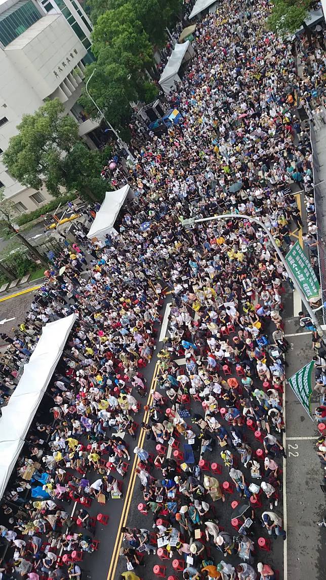 截至下午2時，濟南路已塞滿人。（圖／攝影中心）