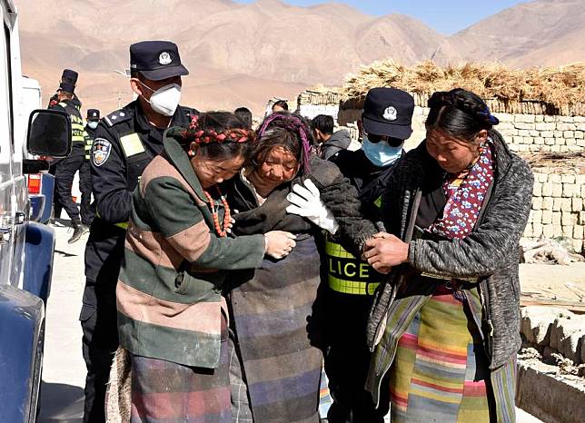 Rescuers transfer the injured at Zhacun Village of Dingri County in Xigaze, southwest China's Xizang Autonomous Region, Jan. 7, 2025. (Xinhua)