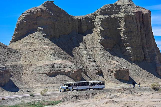 Tourists take a sightseeing car at a scenic area in Urho District of Karamay, northwest China's Xinjiang Uygur Autonomous Region, May 2, 2024. (Xinhua/Ding Lei)