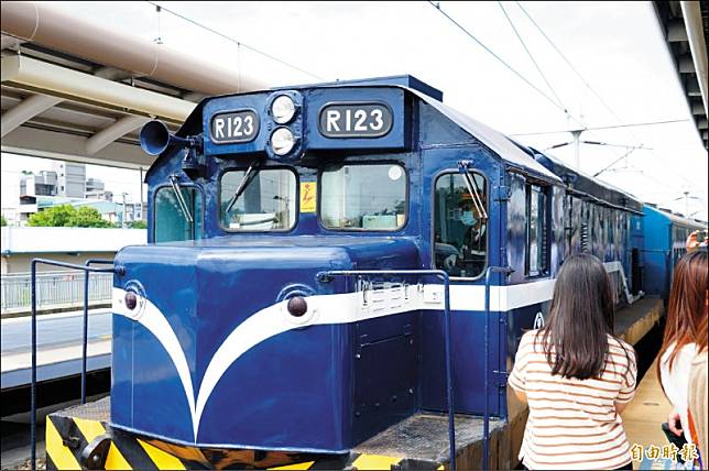 藍皮解憂號觀光列車重新啟動。(記者陳彥廷攝)