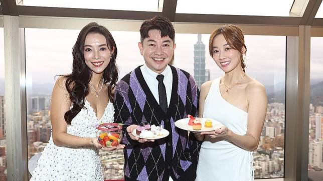 李明川日前推出第三首個人單曲〈不可思議愛上你〉，今媒體餐敘女星康茵茵（左）、夏語心出席獻花。（圖／產值娛樂提供）