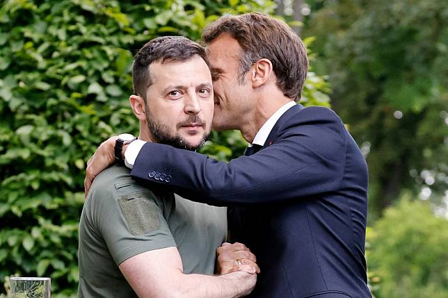 法國總統馬克宏（Emmanuel Macron，右）與烏克蘭總統澤連斯基（Volodymyr Zelensky）。   圖：達志影像／路透社