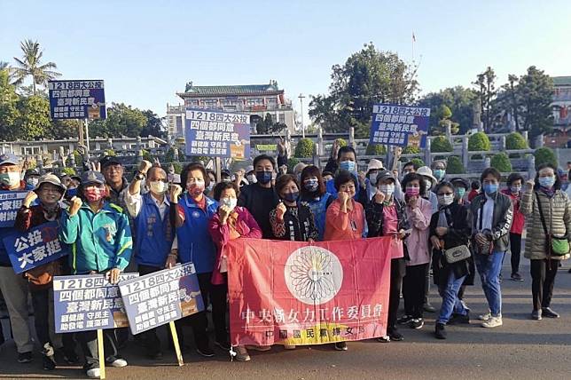 國民黨高雄市黨部全體總動員，四日辦理近廿場大大小小不同規模的公投宣講會，持續遍地開花、走入群眾訴說理念。（記者吳文欽攝）