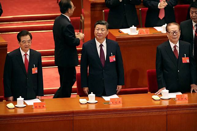 由左至右依序為前中國國家主席胡錦濤、現任中國國家主席習平、前中國國家主席江澤民出席中國十九大開幕式。   圖：達志影像/美聯社（資料照）