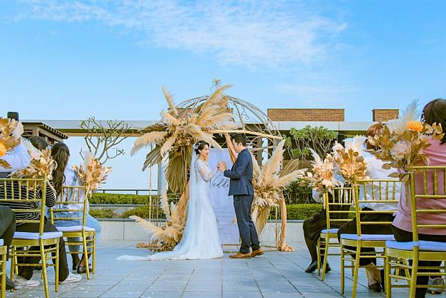 台南大員皇冠假日酒店推出露天花園戶外證婚專案。（業者提供）