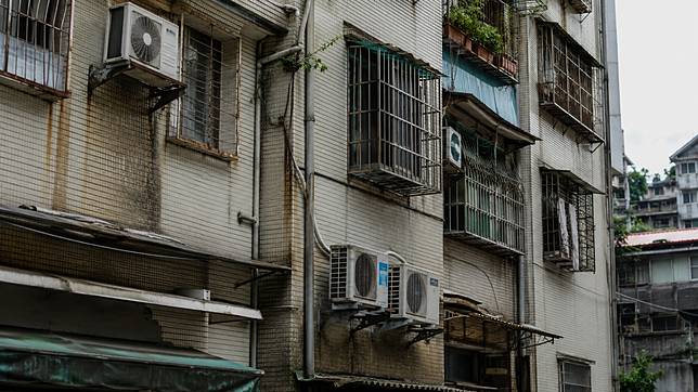 一名網友因家中冷氣銅管腐蝕破洞致冷媒漏光而發文求助。示意圖：AI生成