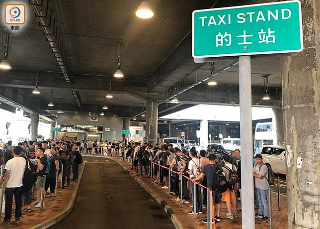 約200人在海富中心對開的士站等候。(曾志恒攝)