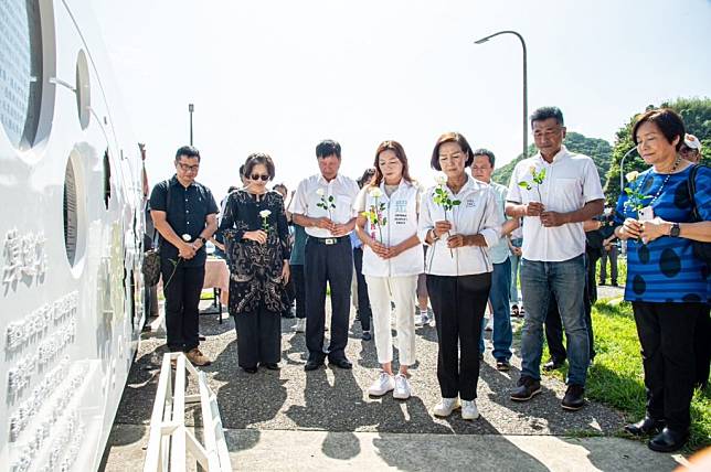 南方澳跨港大橋於四年前十月一日發生斷橋事故，為紀念六名印尼及菲律賓罹難移工，以六朵茉莉花剪影設計的潔白紀念牆，詩詞提「莫逆」二字，紀念物一日揭幕。（宜蘭縣政府提供）