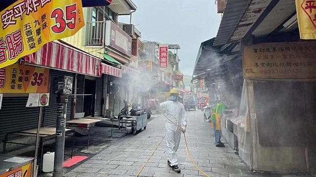 台南街頭清消。（圖／翻攝自黃偉哲臉書）