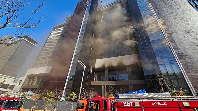 釜山一棟興建中的飯店發生大火，已知6人罹難。（AP）