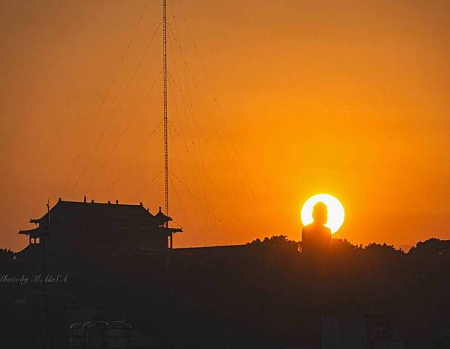 攝影師潘松岳今天在彰化市八卦山拍到「大佛懸日」的奇景，網友驚呼「美炸」。 (潘松岳提供)