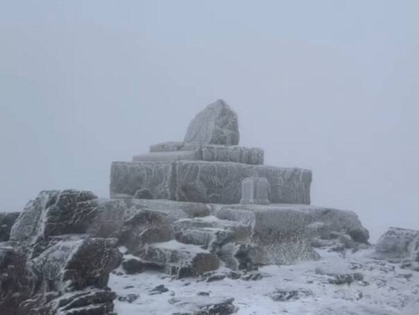 冷氣團發威，玉山短暫降雪，積雪0.5公分，主峰頂像被撒了糖霜，呈現一片銀白，景象「凍」人。(玉管處提供)
