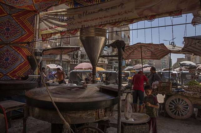 根據埃及的防疫措施，餐廳和咖啡廳等設施以外的店家仍可營業。（美聯社）