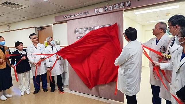 「心血管加護病房」成立，由院長賴寧生、副院長陳金城、心臟血管外科張兼華主任、心臟血管加護病房許永亨主任、急診室李宜恭主任以及護理同仁、志工，一起隆重揭牌。