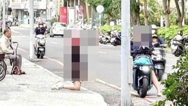 嘉義街頭出現母親要女兒下跪畫面。取自記者爆料網
