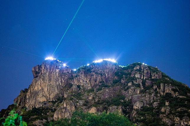 Trail runners and nature lovers line Lion Rock in support of the Hong Kong Way. Photo: TeaBag Photography