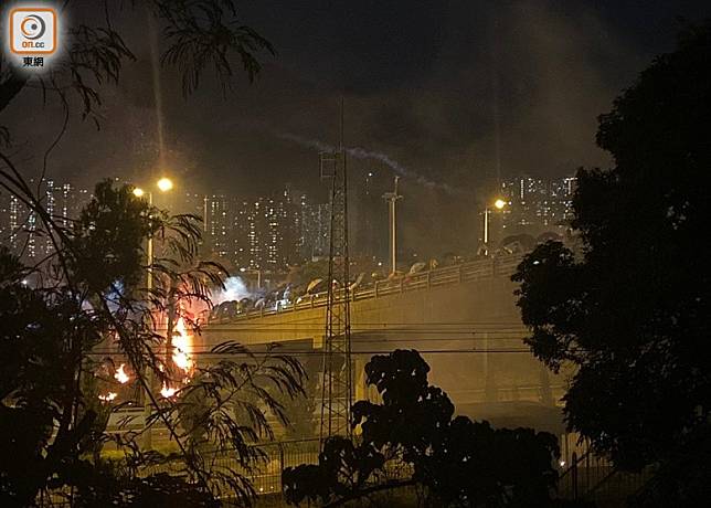 周二有示威者從中大2號橋往吐露港公路投擲汽油彈。