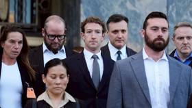 2026年2月18日，Meta執行長祖克柏（中）抵達加州洛杉磯聯邦法院，在原告凱莉指控Instagram致孩童成癮的指標案件中出庭作證。美聯社