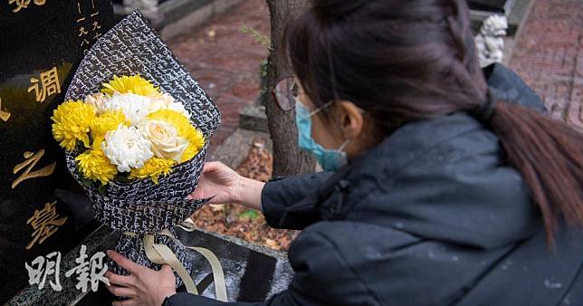 清明節掃墓，不少人都會買菊花。（新華社資料圖片）