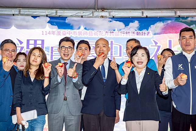 立法院長韓國瑜二十三日上午在副院長江啟臣陪同下，出席「台中市新社區優質香菇評鑑活動暨裝飾藝術花卉跨區行銷記者會」。（立法院提供）