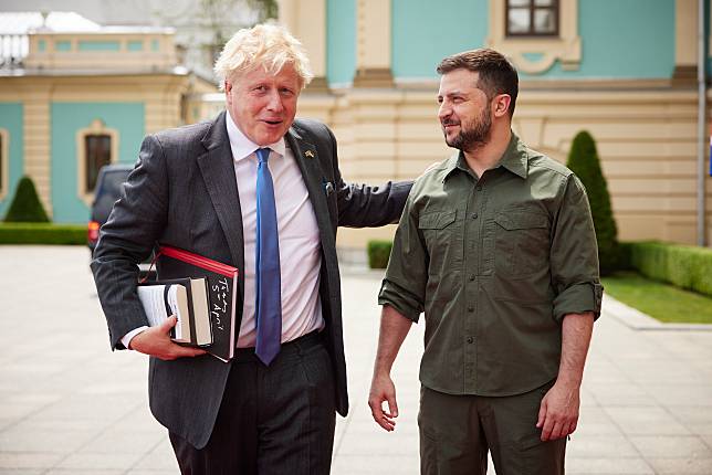 英國首相強生（Boris Johnson）投書媒體，警告西方盟友，要為烏克蘭長期抗戰做好準備。在此之前，他在17日無預警訪問基輔。 (圖:取自強生推特)