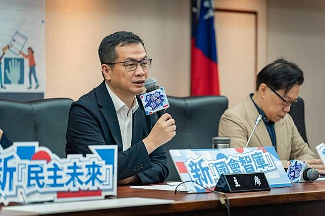 國民黨立委羅智強成立的新國會智庫發布大罷免相關民調。 圖：羅智強辦公室/提供