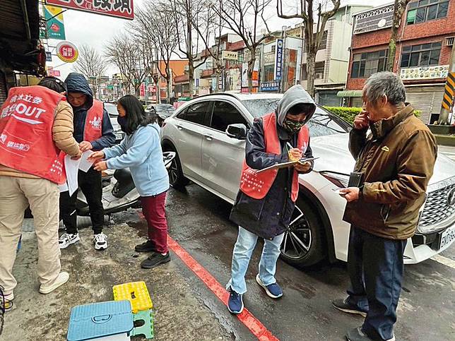 不少罷團近來都採小蜜蜂戰法靈活移動、上街尋找願意連署的民眾。