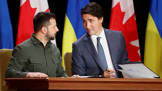 加拿大總理杜魯道（右）22日在首都渥太華，與來訪的烏克蘭總統澤倫斯基簽署一項自由貿易協定。路透社