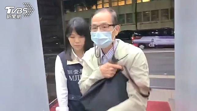 李明順的好友鄭國勳50萬元交保，檢方給他4小時籌錢，直至清晨4點仍在法警室。（圖／TVBS）