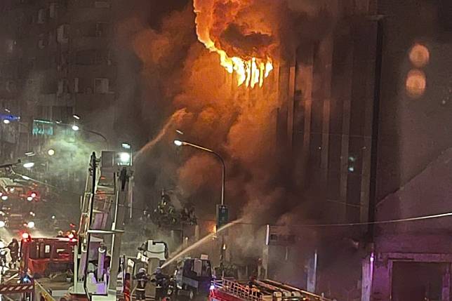 2021年10月「城中城」大樓發生大火，釀46死悲劇。（AP）