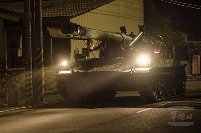 不只裝甲車，國軍近日連M110A2自走砲車都拉出來戰備偵巡，伴著夜幕進行各式演練，場面十分霸氣。(軍聞社提供)