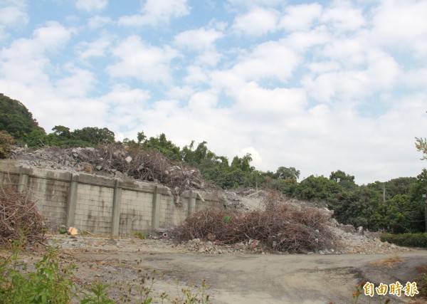 彰化「五星共產寺」依法遭拆除，3樓正殿已經夷為平地，只留下廢棄鋼筋與土石。(記者陳冠備攝)