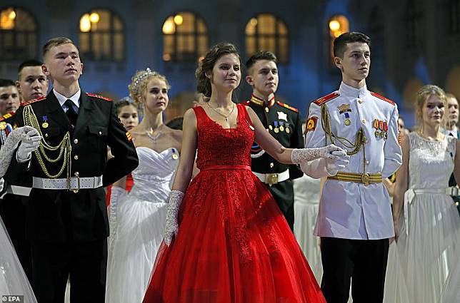 ส่องภาพ บรรยากาศงานเลี้ยงเต้นรำของนักเรียนเตรียมทหารรัสเซีย
