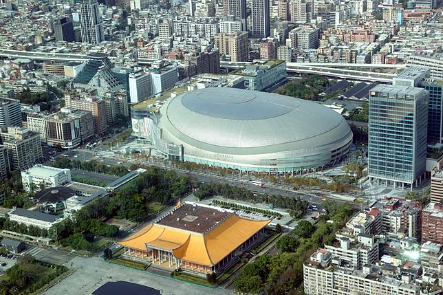 台北大巨蛋屋頂反射光一度造成對面國小產生「光害」問題，引發家長抗議，當時柯市府要求遠雄於光復國小受影響教室加裝窗簾，事後遠雄也在大巨蛋屋頂塗反光漆改善。本報資料照片