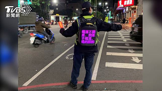 警方發想創意背包，用LED提醒勿酒駕。(圖／TVBS)