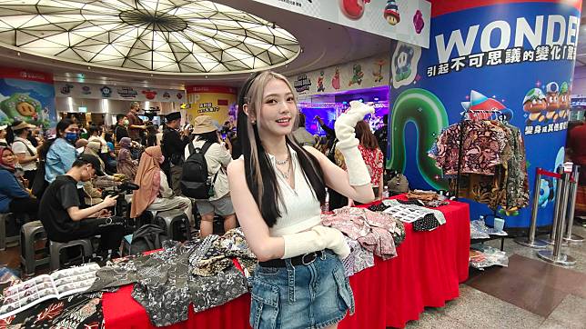 女團「HUR+緋紅魅影」唯一的印尼籍團員林詩雅21日參加央廣「台灣Kartini音樂節」活動，吸引許多粉絲與她拍照。(王韋婷攝)