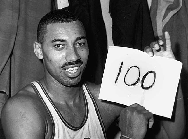 1962年3月2日，費城勇士隊中鋒張伯倫單場獨得100分，被視為NBA最難打破的紀錄之一。（美聯社資料照）