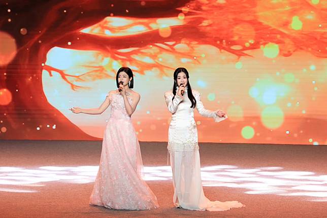 陳妍希（左）、張含韻今天早上共同演唱。（中國台灣網提供）