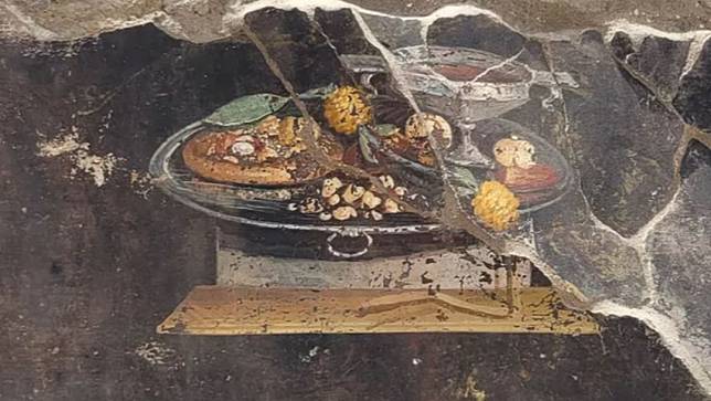 義大利龐貝古城遺跡的壁畫上發現類似披薩的烤餅。翻攝義大利文化部ITALIAN CULTURE MINISTRY