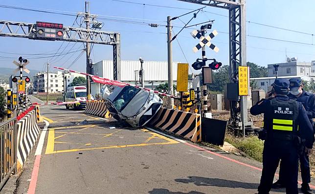 台鐵海線位於台中市大肚區的營埔路平交道，3日發生車輛行經時自撞翻覆，導致大肚至追分站間雙線鐵路中斷。（記者陳金龍翻攝）